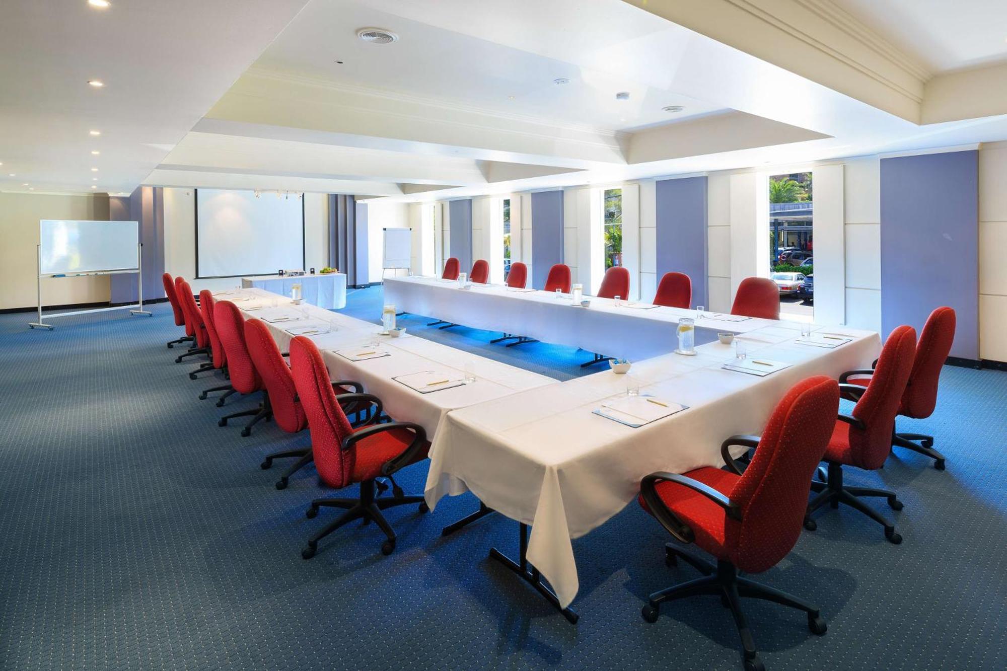 Mirage Hotel Newport Bagian luar foto