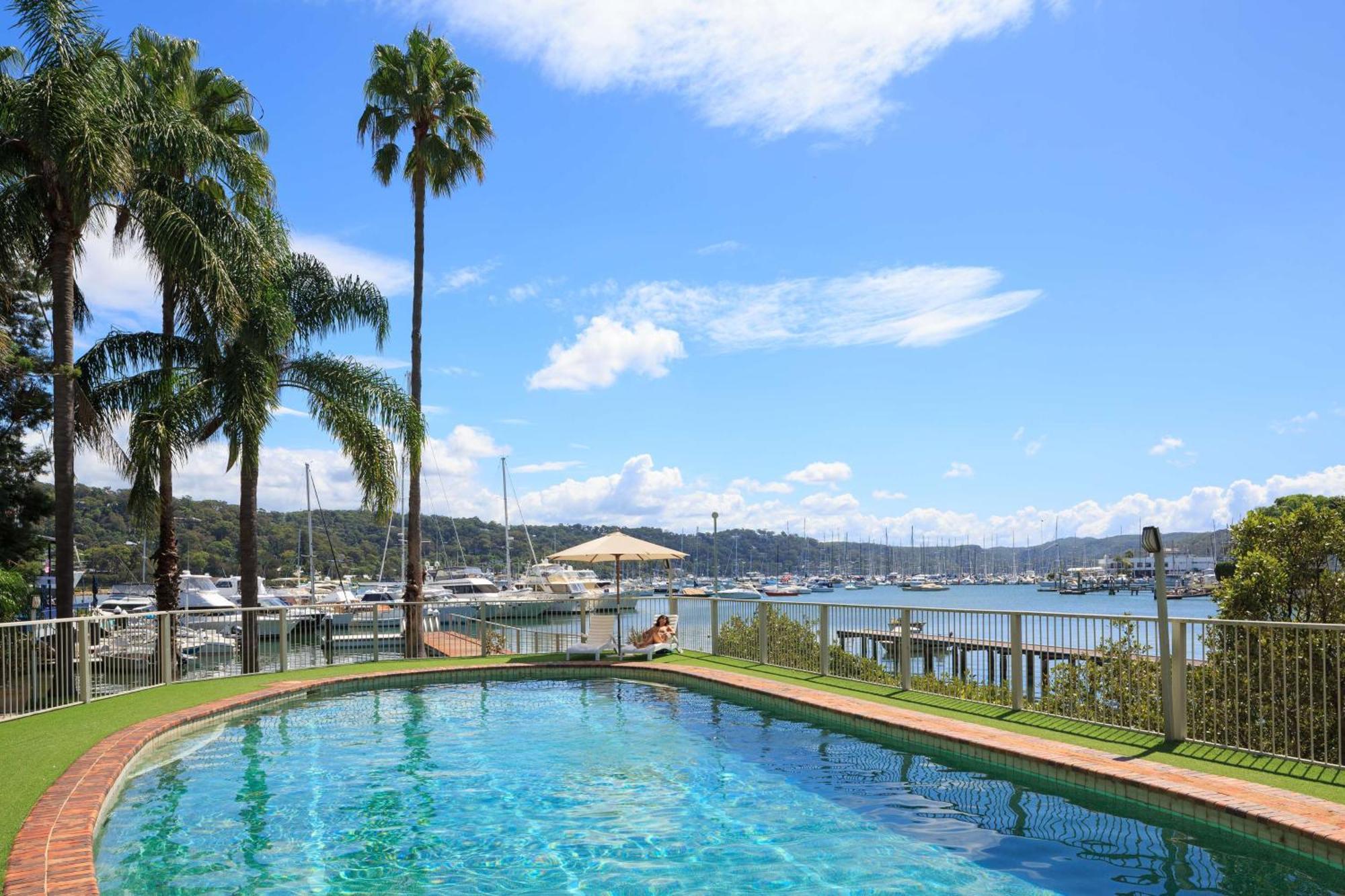 Mirage Hotel Newport Bagian luar foto